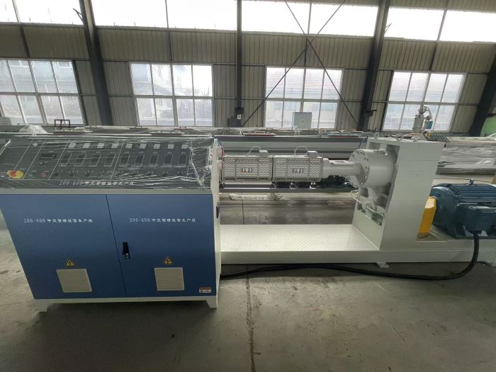 Die Produktion von neuen Rohrleitungen mit hohlen, Wandverpackungen ist derzeit im Gange